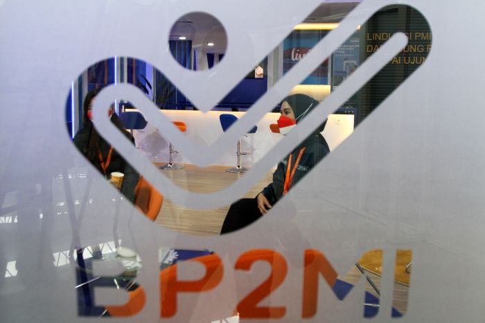 Ilustrasi: pegawai BP2MI bertugas di ruangan VVIP di Terminal 2 Bandara Internasional Juanda, Jawa Timur.