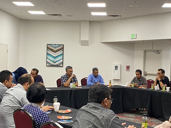 Rapat persiapan peluncuran satelit di Orlando, Florida, Amerika Serikat pada Jumat (16/6).