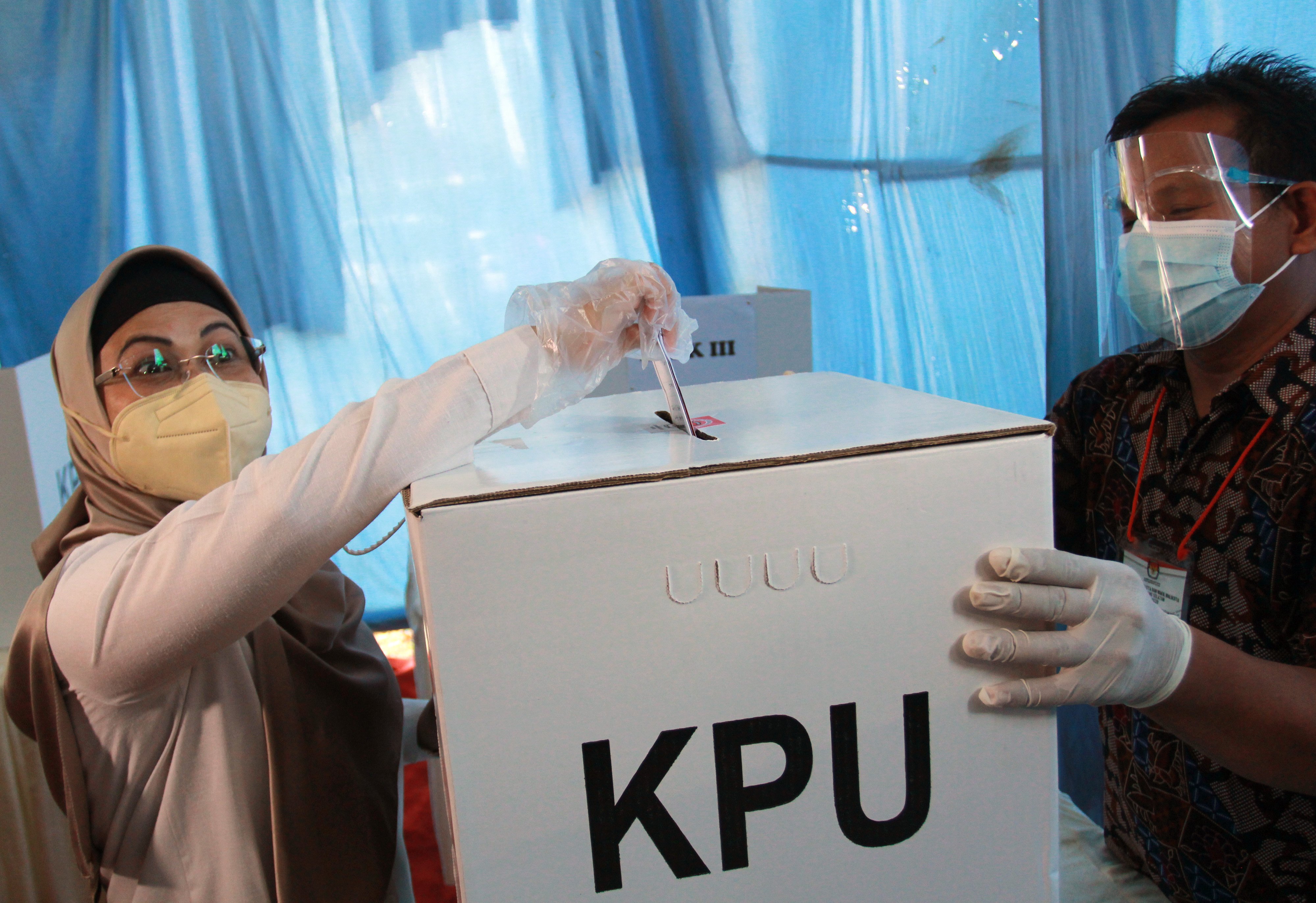 Pemilih memasukkan surat suara ke dalam kotak suara dalam Pemilu.