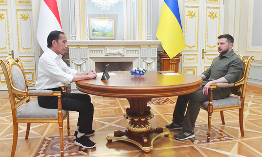 Presiden Jokowi melakukan pertemuan empat mata dengan Presiden Ukraina Volodymyr Zelensky di Istana Maryinsky, Kyiv.