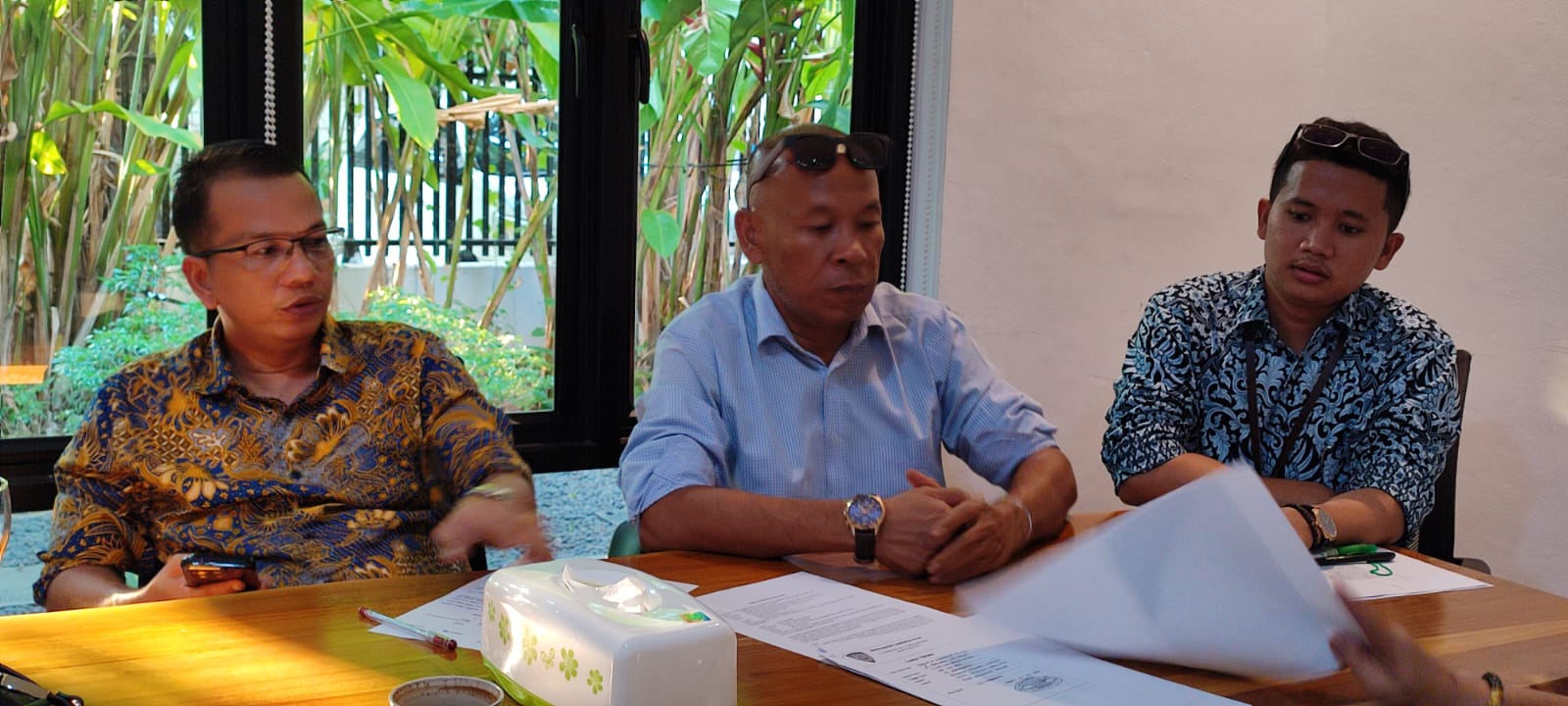 Kuasa hukum Haji Imron, Parlin Bayu (kiri), MH Roy Sidabutar, dan Kandoni Siringo-ringo memberi keterangan pers di Jakarta, Kamis (8/6).