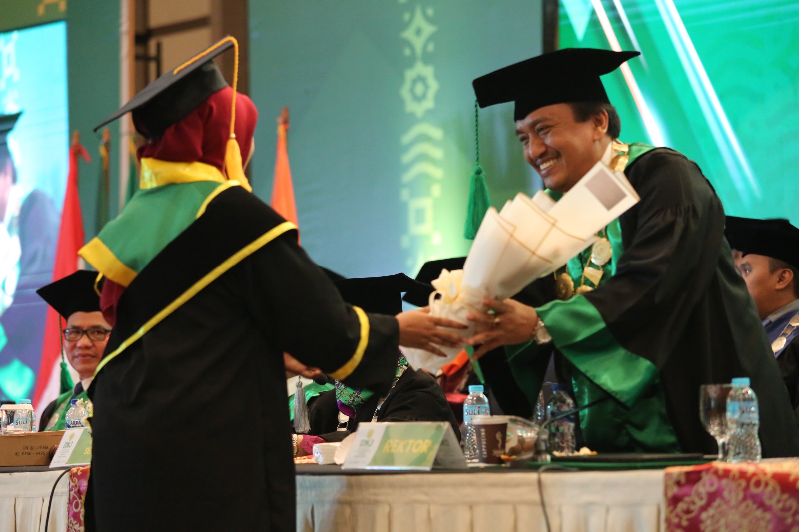 Rektor UMJ Dr Ma'mun Murod, M.Si (kanan) menerima karangan bunga dari wakil wisudawan dalam acara wisuda, Senin (19/6).
