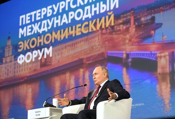 Vladimir Putin di forum ekonomi utama Rusia di St Petersburg.