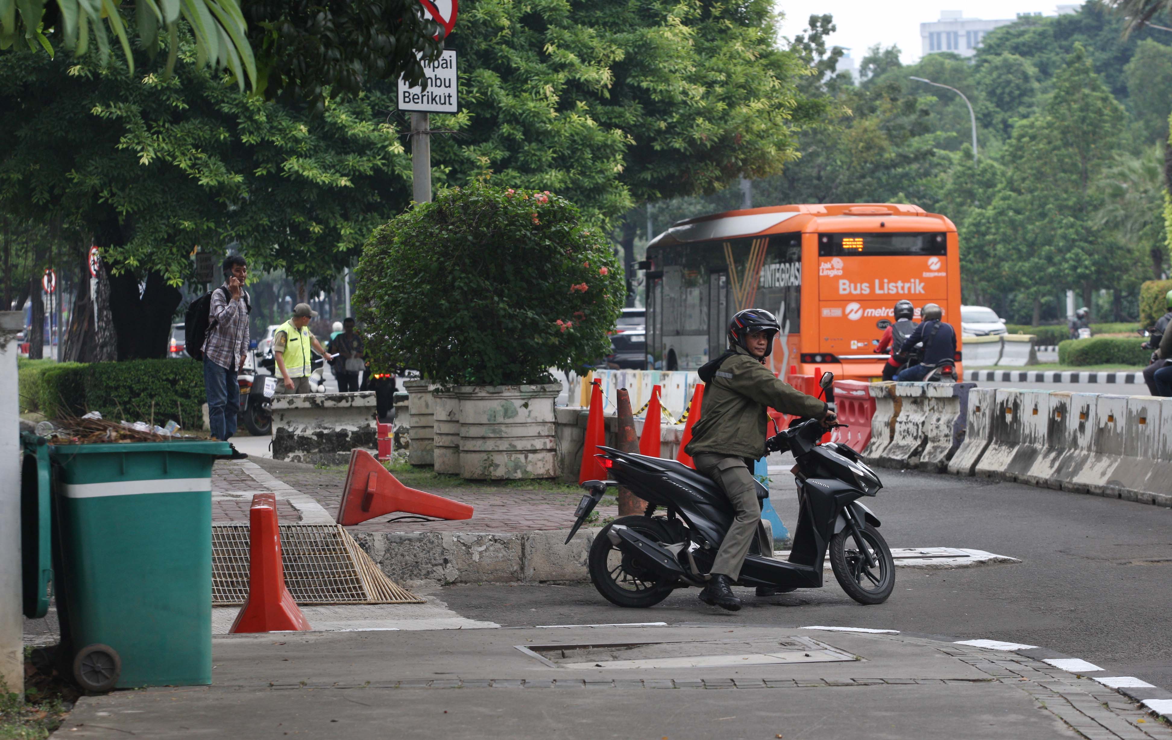Sejumlah petugas keamanan berjaga di depan Kedutaan Besar AS yang dipasang beton dan con hingga menutupi trotoar dan bahu jalan
