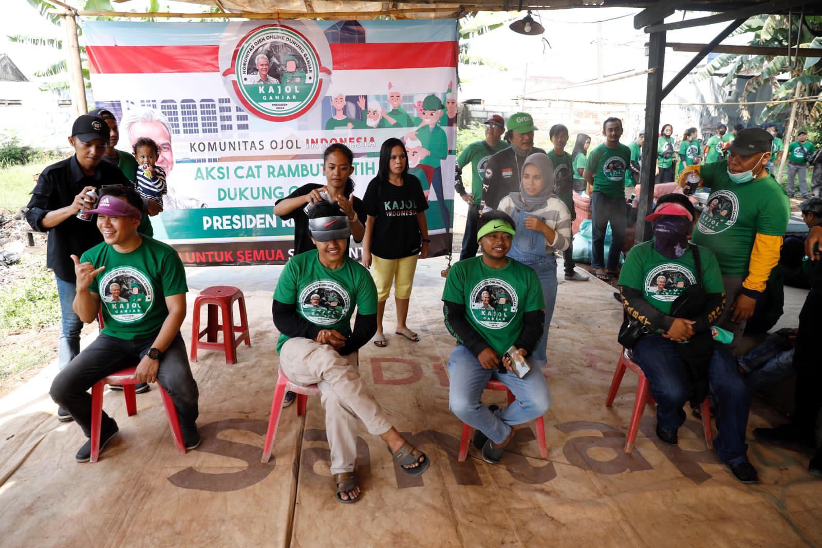 Para Pengemudi Ojol Pendukung Ganjar Cat Rambut Jadi Putih di Bekasi