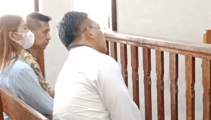 Pemohon praperadilan OH (tengah) didamping sang suami, yang juga seorang hakim (paling kiri) di ruang sidang Pengadilan Negeri Denpasar.