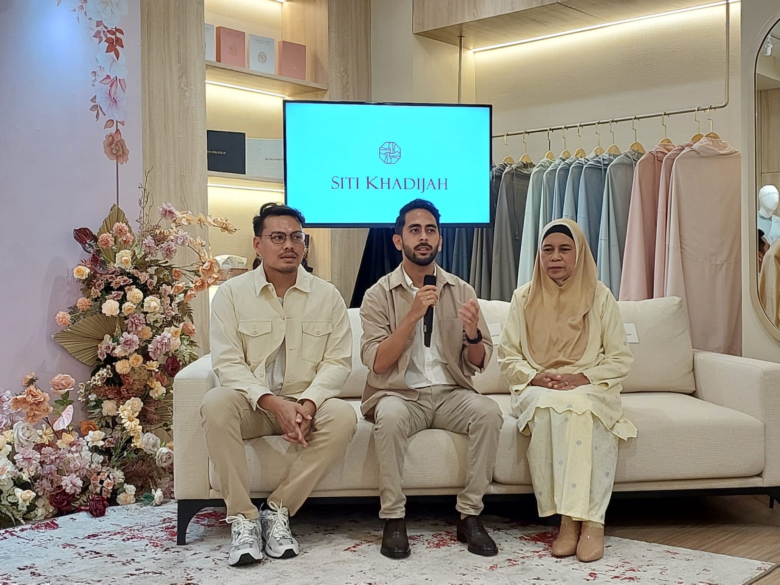 Dari kiri ke kanan: COO Siti Khadijah, Firdaus, CEO Muhammad Mukhlis Aminuddin, dan pendiri Puan Padzilah Enda Sulaiman