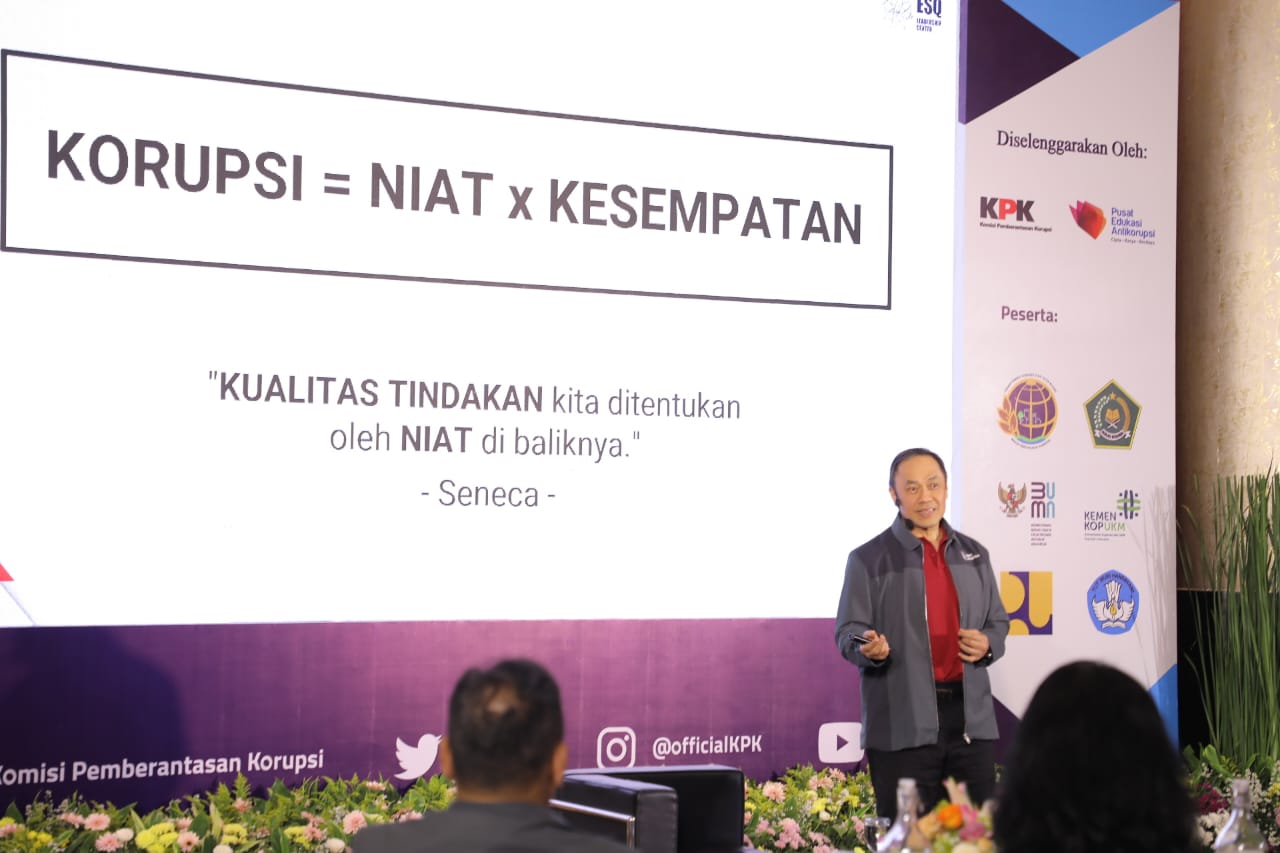 Pendiri ESQ Ary Ginanjar Agustian saat memberi penjelasan dalam acara PAKU Integritas.