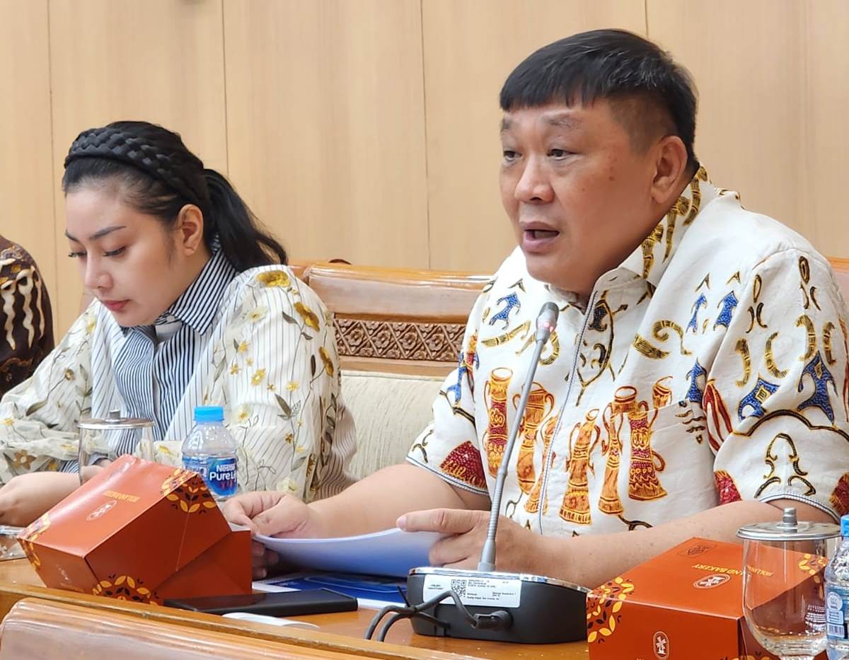 Rico Sia (kanan) saat rapat di DPR RI.