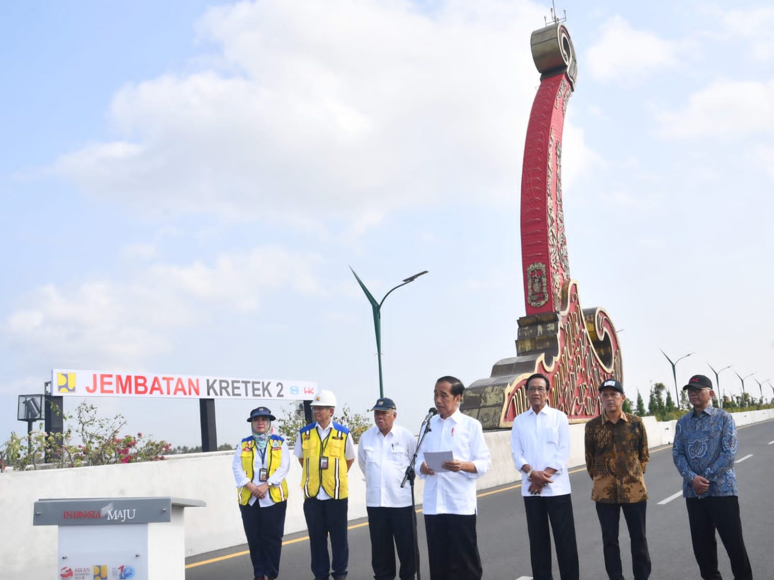 Presiden Jokowi meresmikan Jembatan Kretek 2, di Bantul, DI Yogyakarta, Jumat (2/6).