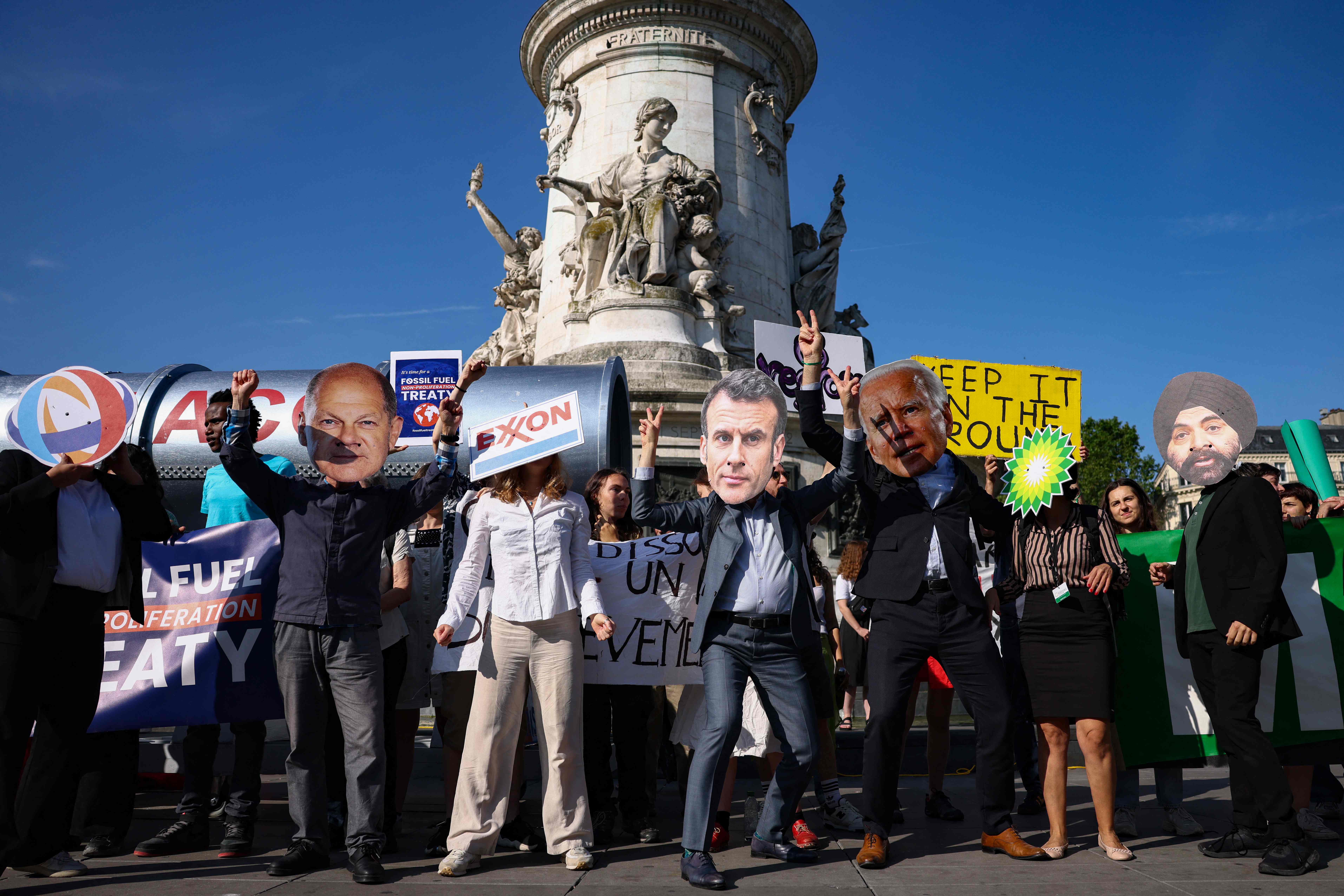 Aksi unjuk rasa penolakan sumber energi berbasis fosil muncul di tengah berlangsungnya KTT Paris 2023 di Prancis, Jumat (23/6).