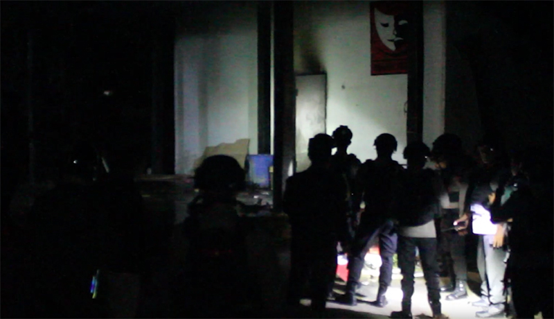 Orang tak dikenal melakukan perusakan terhadap sekretariat dan panggung UKM Seni di Universitas Negeri Makassar. 