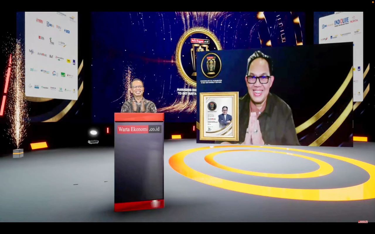 Penghargaan bagi Dirut Bank DKI sebagai Pemimpin Terbaik Industri Finansial 2023 