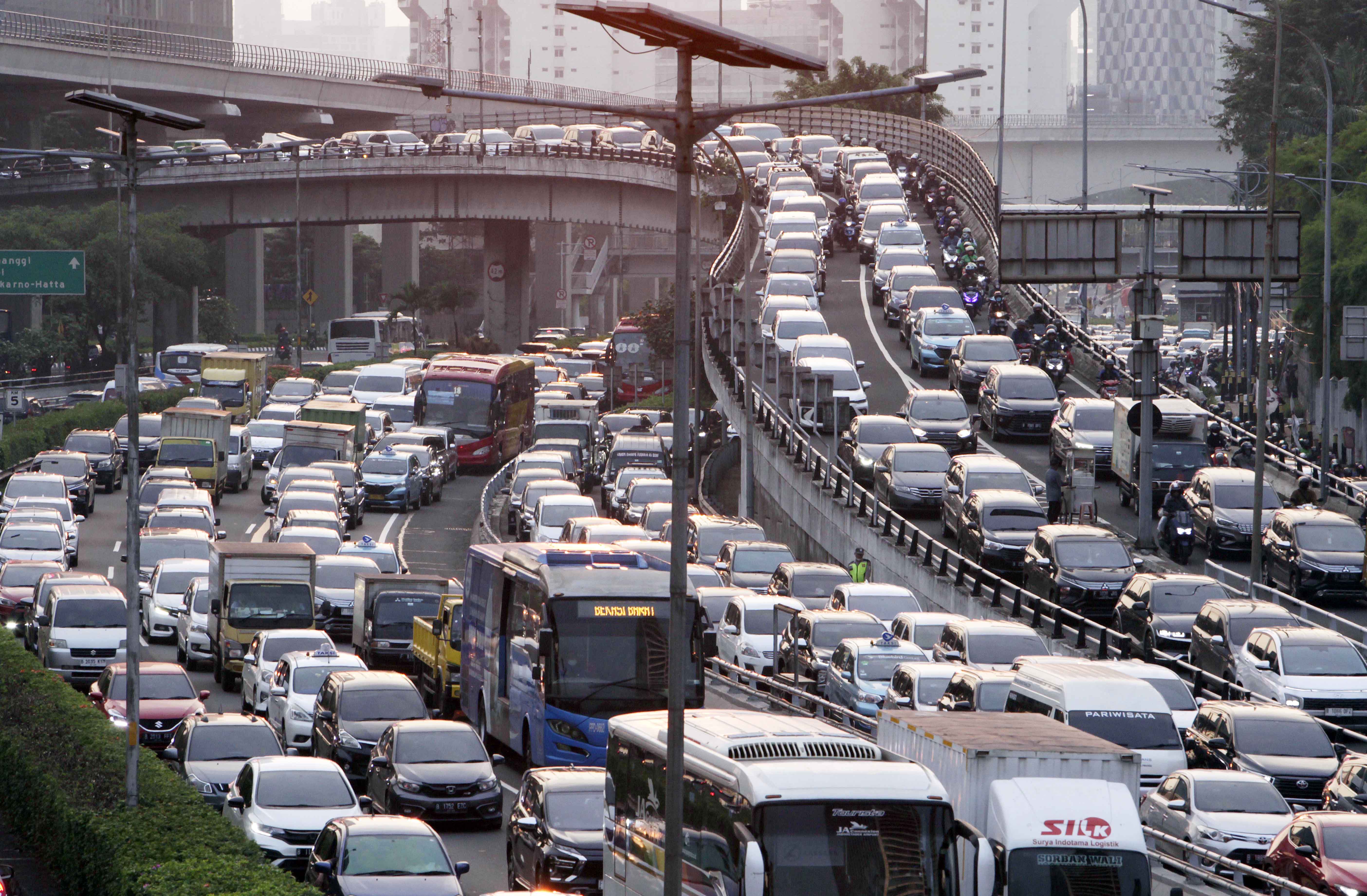 Pengendara terjebak kemacetan saat jam pulang kantor di kawasan Gatot Subroto, Jakarta, Rabu (31/5).