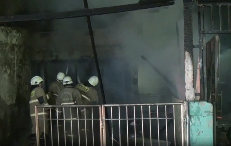 Dua bangunan di kawasan Duren Sawit, Jakarta Timur habis terbakar. Dugaan sementara akibat korsleting listrik.