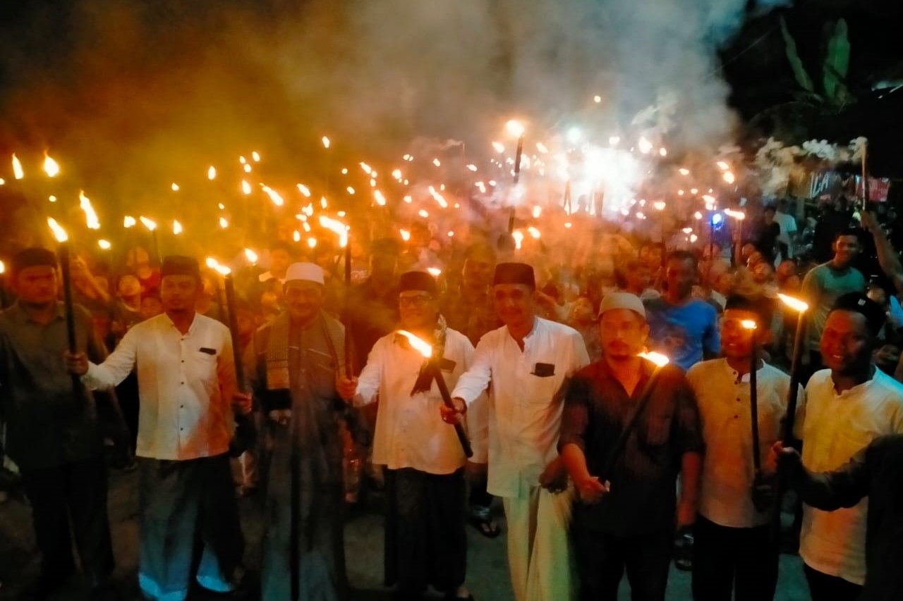 Warga Pidie Pawai Takbiran 1.000 obor.