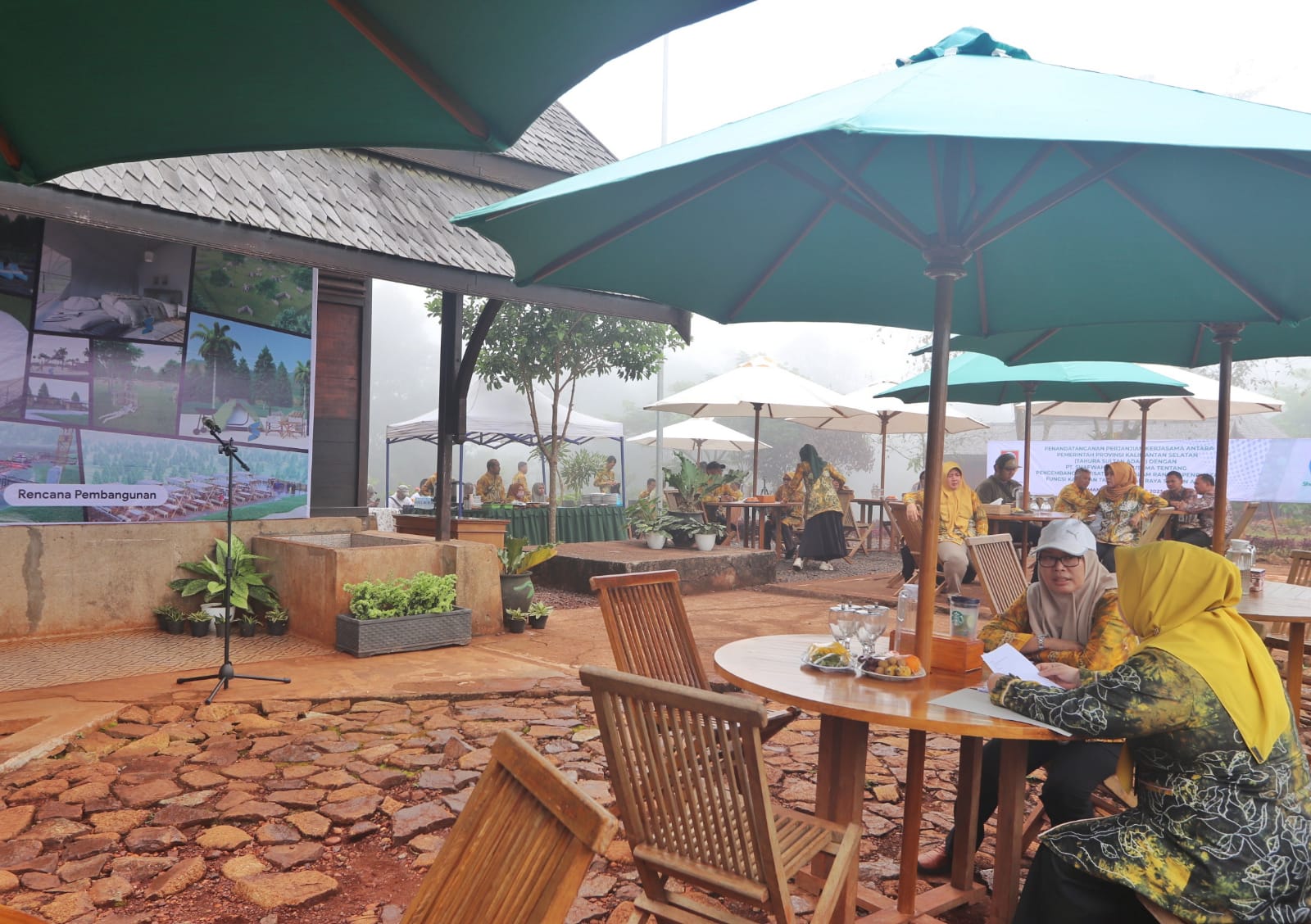 Sejumlah pengunjung menikmati udara segar di Tahura Sultan Adam, Kabupaten Banjar