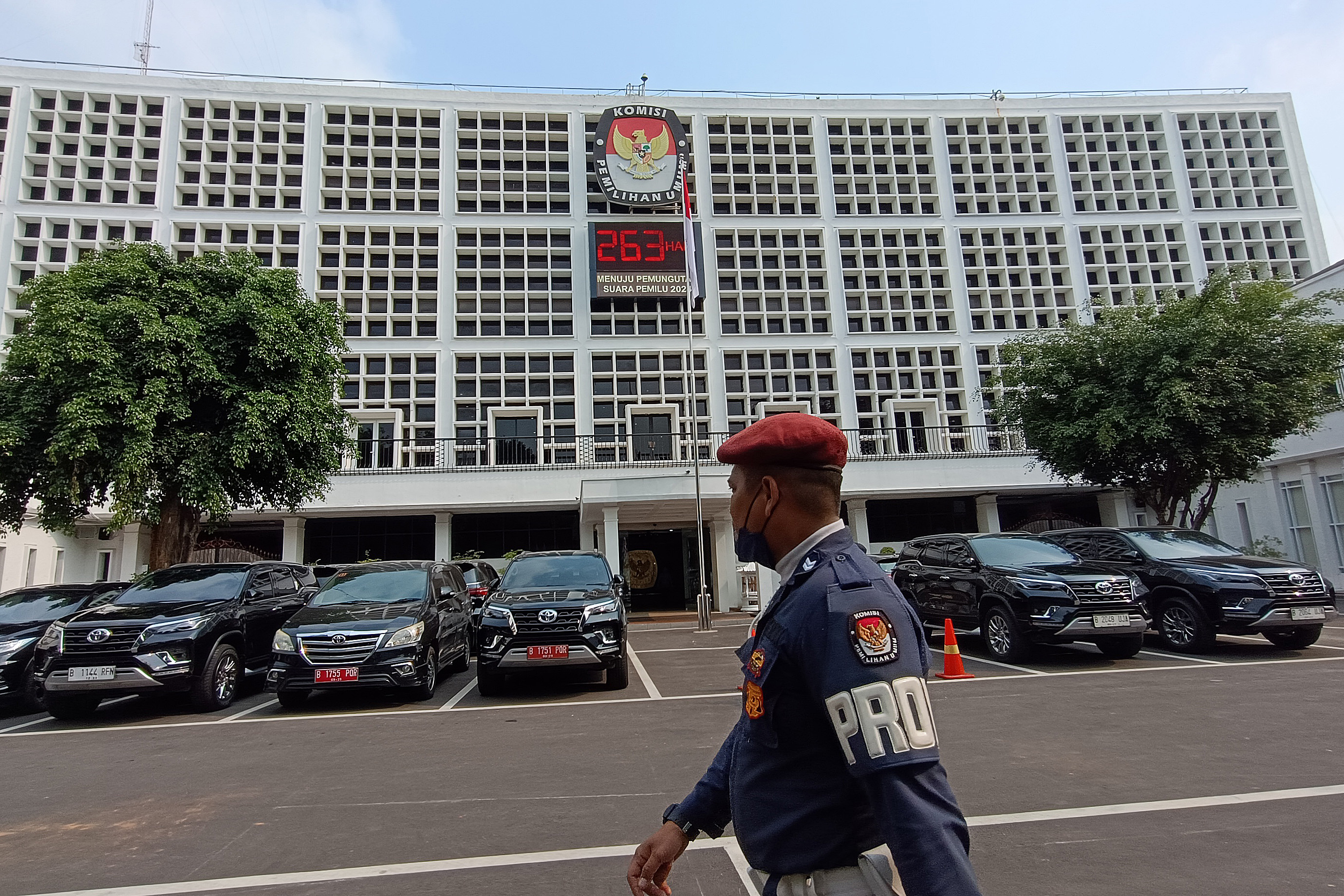 Papan elektronik hitungan mundur menunjukkan pemungutan suara 14 Februari 2024