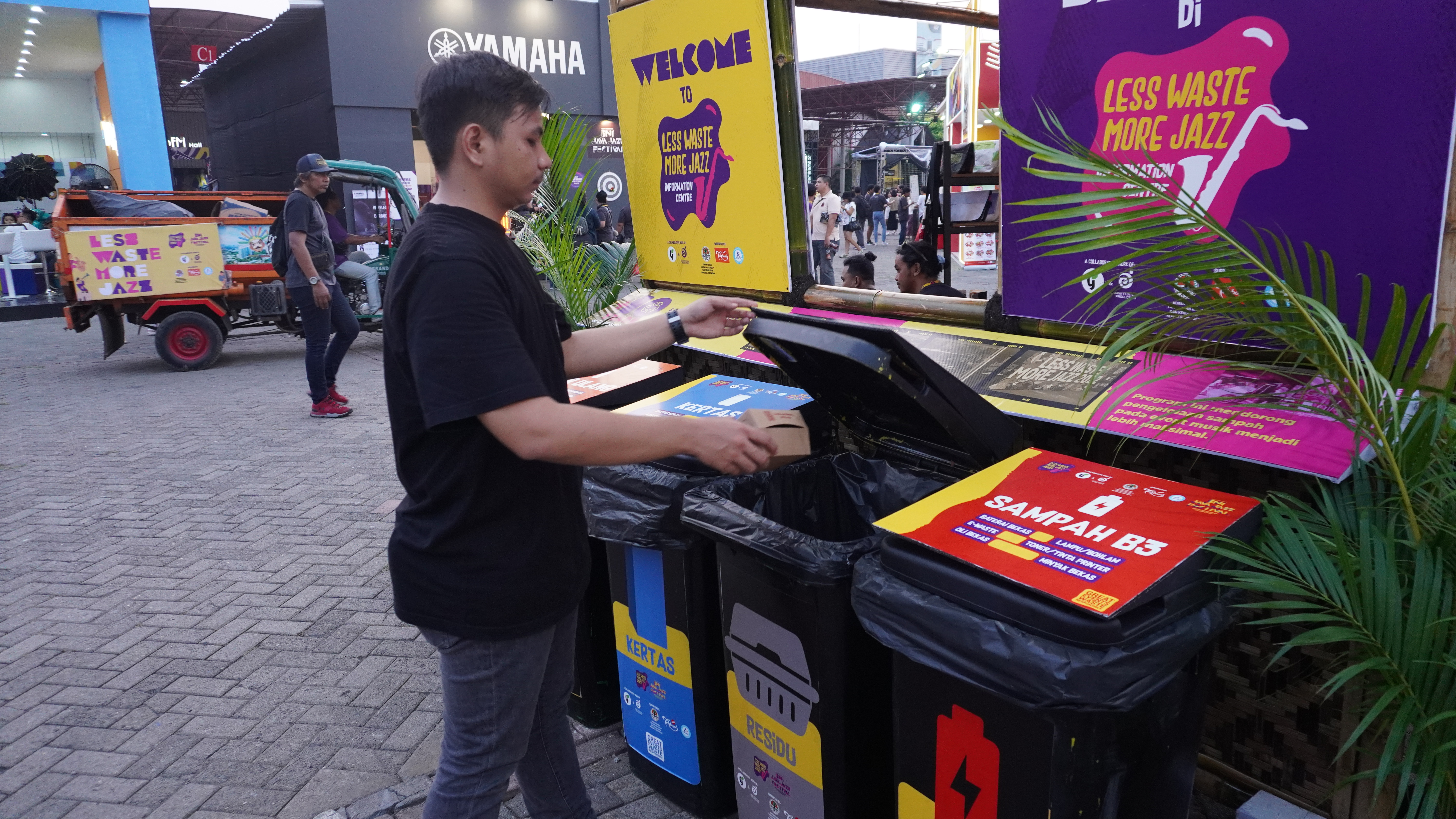 Tempat sampah yang disediakan pada event Java Jazz Festival 2023.