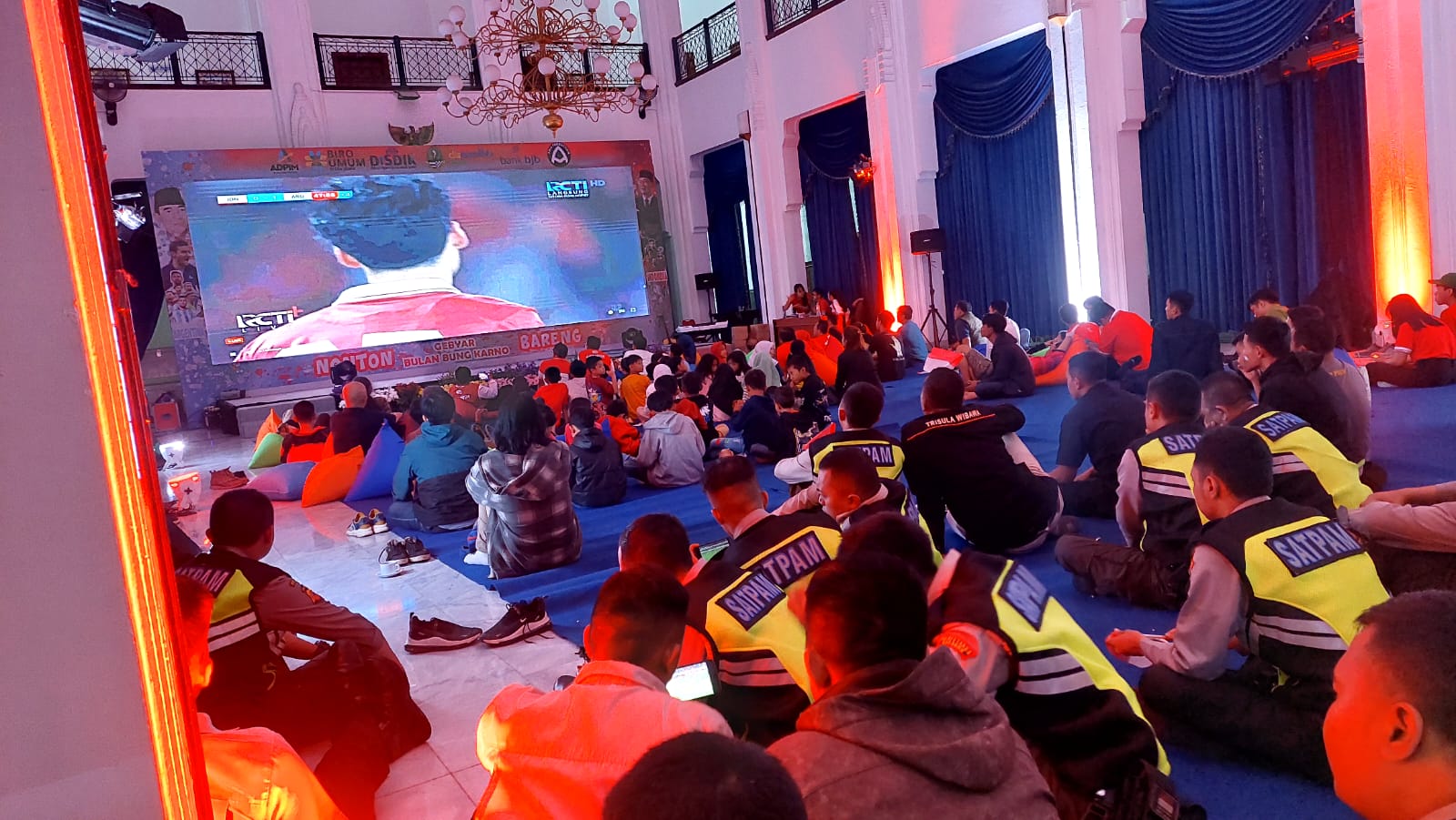 Nonton bareng pertandingan persahabatan Timnas Indonesia lawan Argentina di Gedung Sate