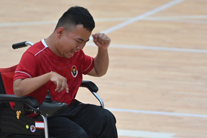 Atlet boccia Indonesia Muhamad Afrizal Syafa mengekspresikan kegembiraannya setelah memastikan medali emas di APG 2023.