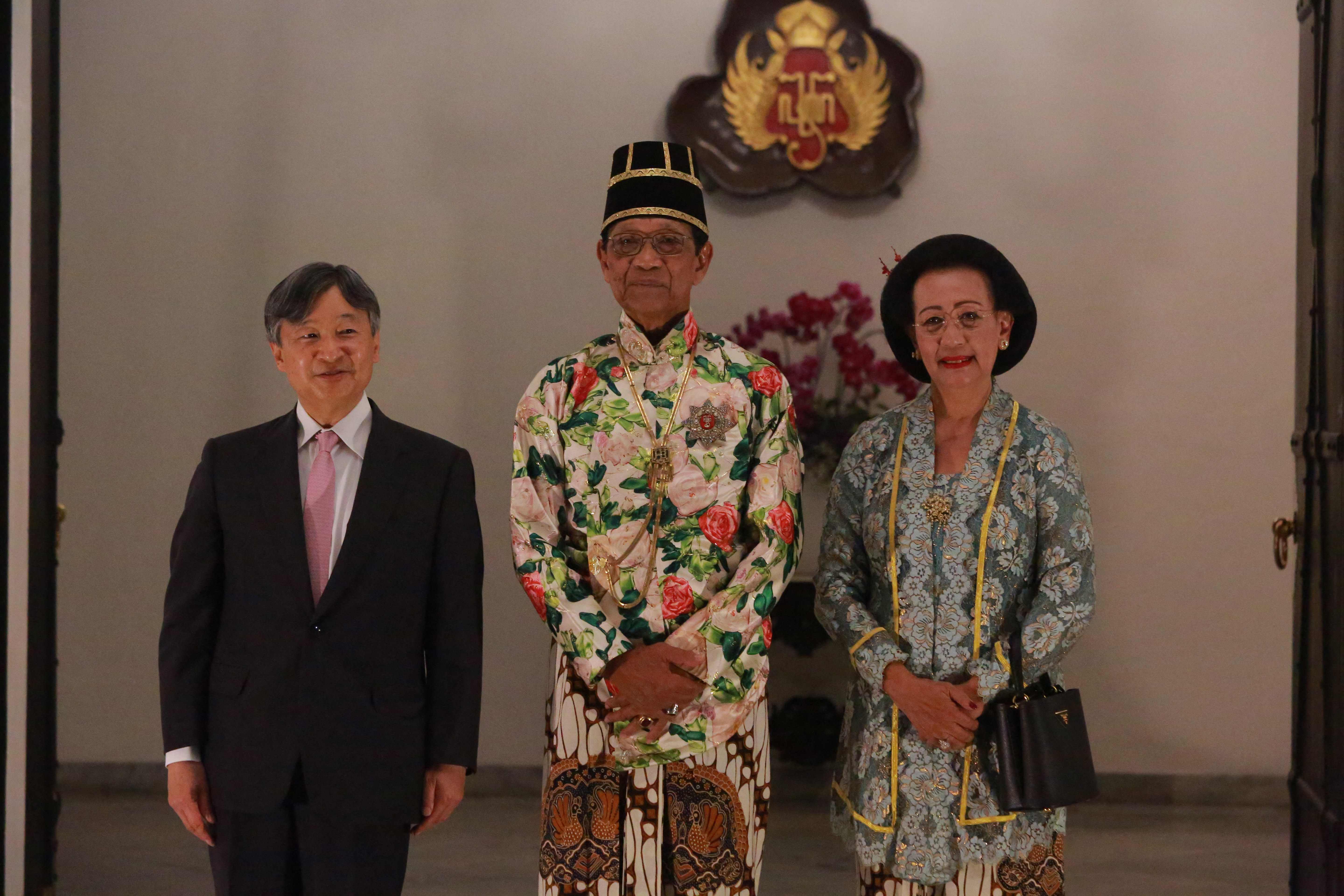 Kaisar Jepang Naruhito (kiri) berpose bersama Sri Sultan Hamengkubuwono X (tengah) dan GKR Hemas.