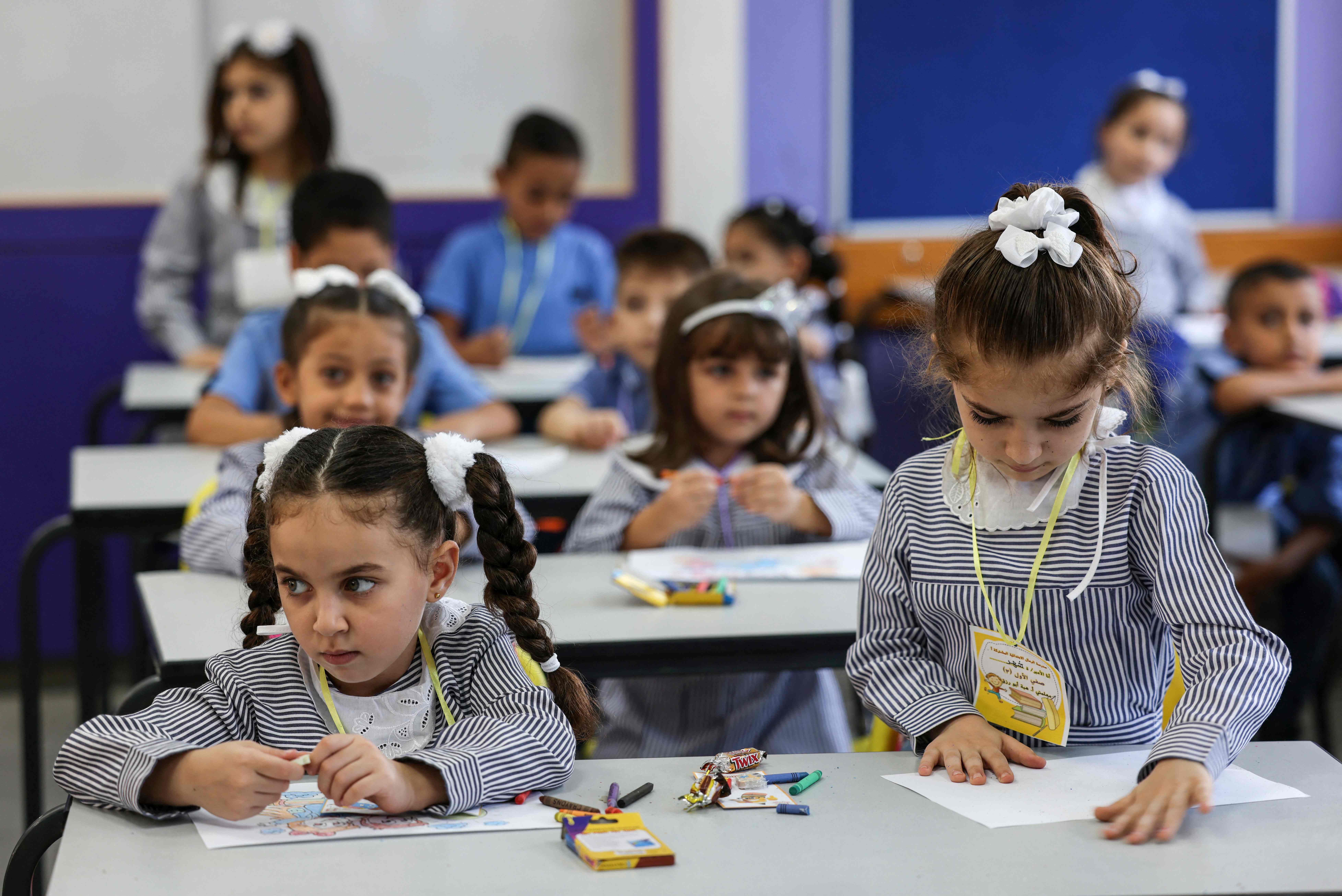 Anak-anak Palestina belajar di sebuah sekolah milik UNRWA di Gaza City. 