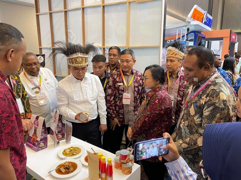 Pj Sekda Provinsi Papua Barat Daya Edison Siagian, ME (baju putih)  pada Forum Kapnas III Wilayah Pamalu di Kota Sorong, Papua Barat Daya.