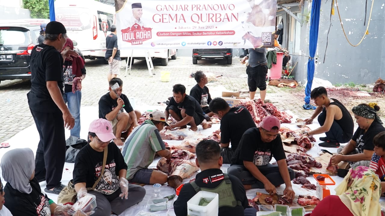Relawan Sahabat Ganjar melakukan pemotongan hewan kurban ke dalam paket untuk dibagikan ke warga DKI Jakarta dan Depok.