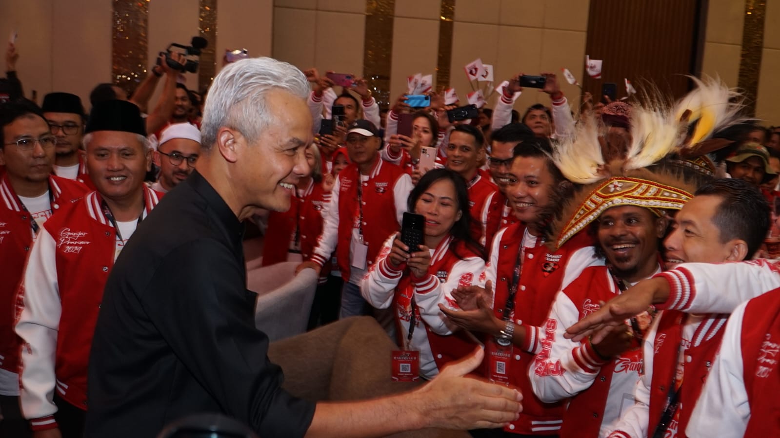 Bakal cvalon presiden dari PDI Perjuangan Ganjar Pranowo bersalaman dengan para relawan Sahabat Ganjar.