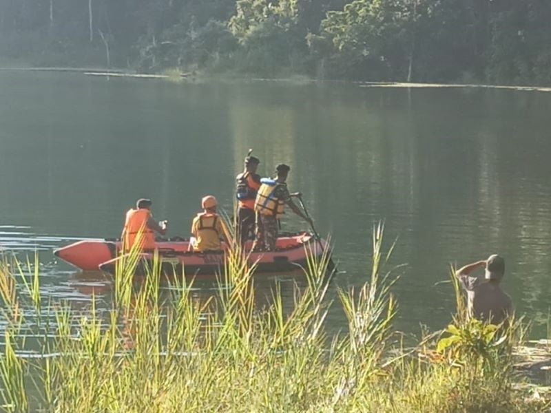 Tim SAR tengah mencari korban tenggelam di Danau Rana Kulan, NTT.