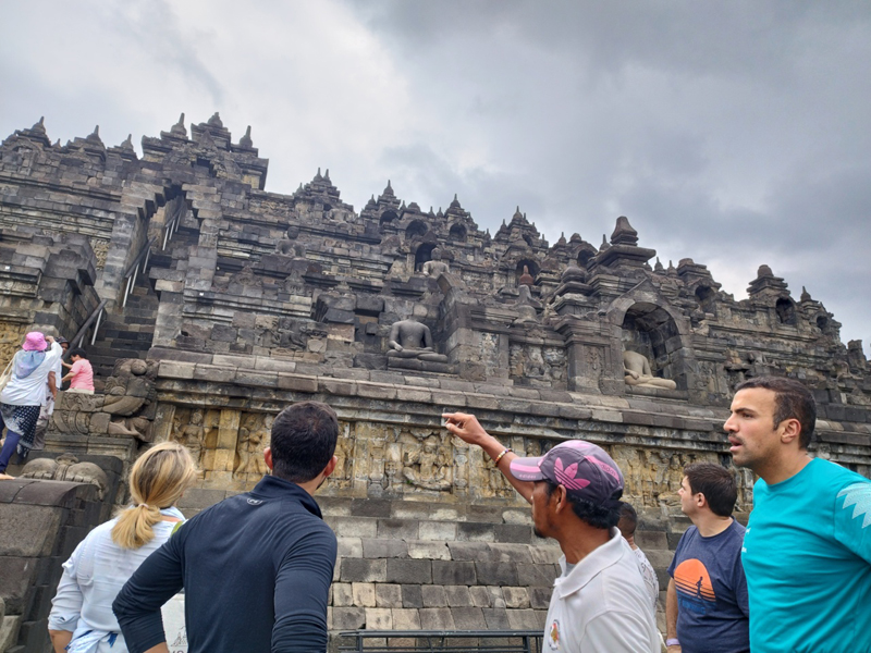 Kemarau berkepanjangan dikhawatirkan membuat aus dinding Candi Borobudur dan membuat reliefnya kabur.