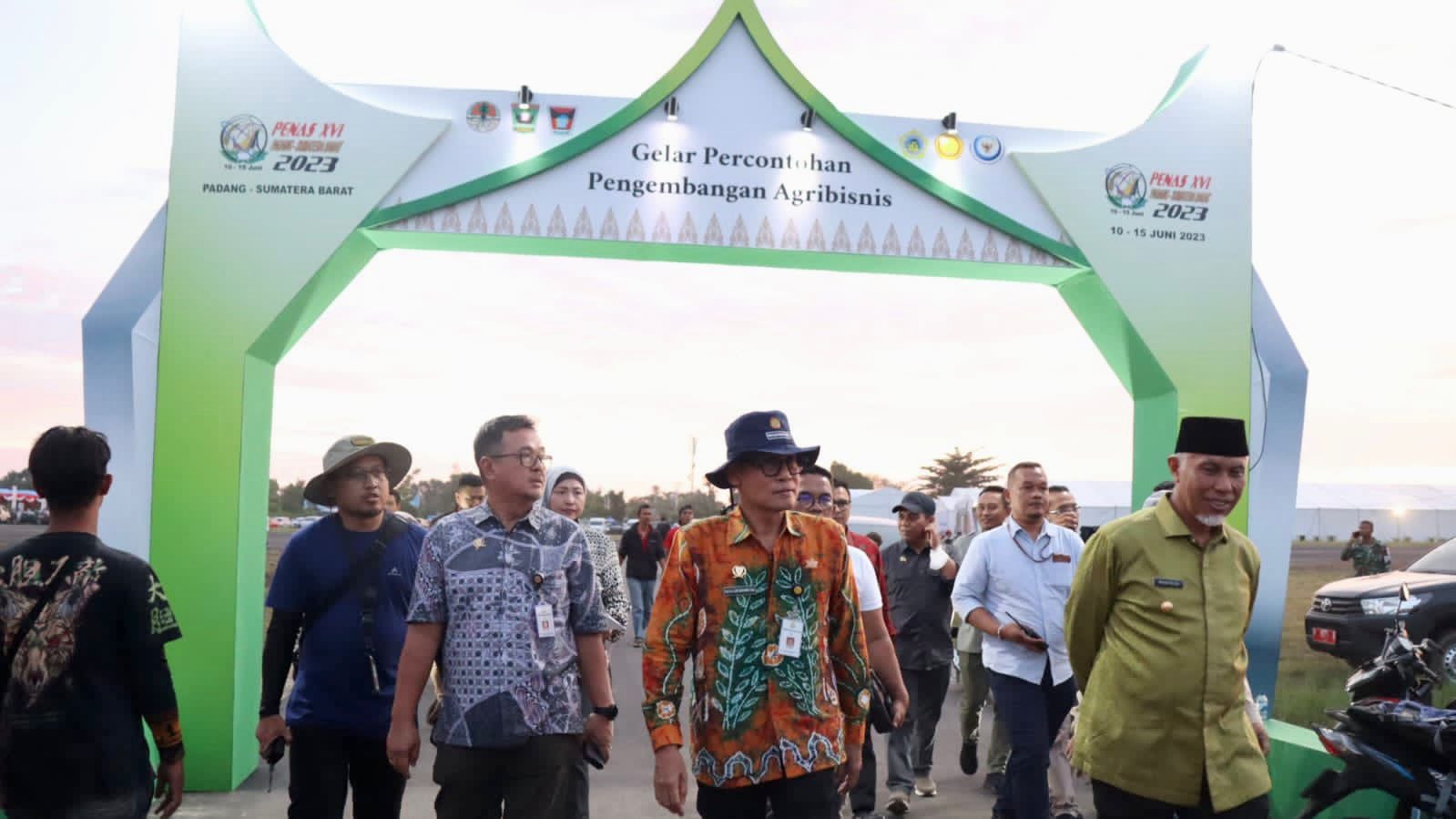 Gubernur Sumbar Mahyeldi meninjau persiapan PENAS Petani Nelayan 2023