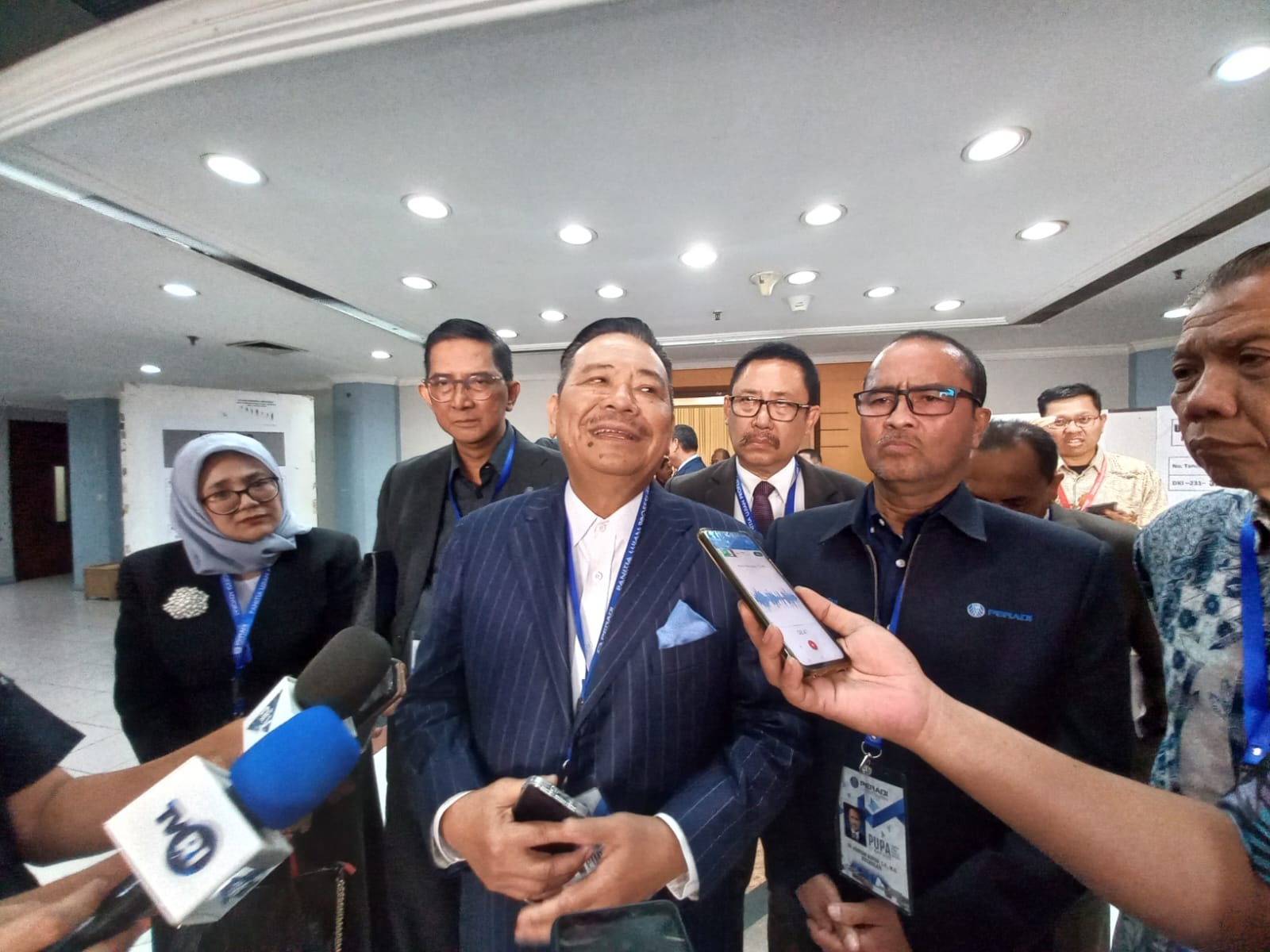 Ketua Umum DPN Peradi Otto Hasibuan memberikan keterangan pers seusai meninjau UPA di Universitas Tarumanagara, Jakarta, Sabtu (17/6)