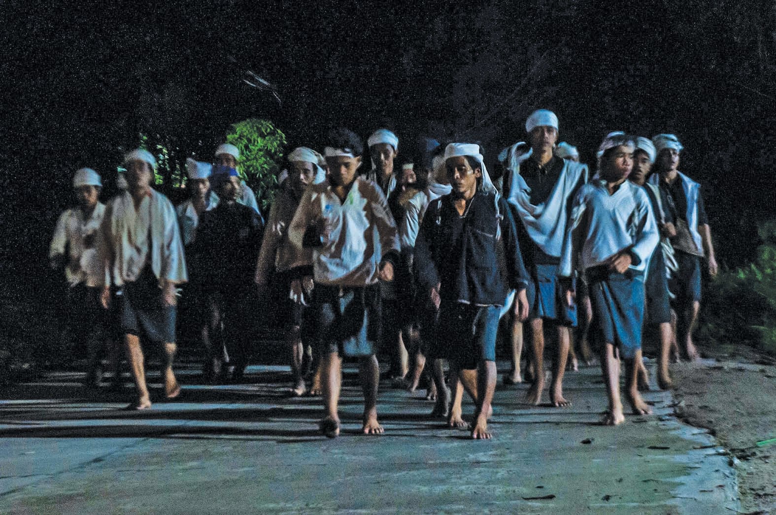 Warga Suku Badui Dalam berjalan menuju Kota Serang di Cibadak, Lebak, Banten, Jumat (29/4) dini hari.