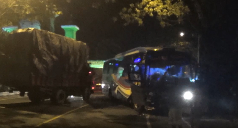 Gagal menyalip, bus Sugeng Rahayu menabrak sebuah truk pengangkut kasur di Ngawi.