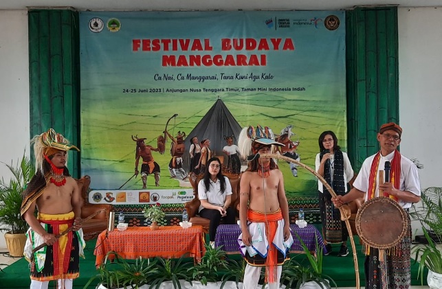 Tokoh Budaya Manggarai, Romo Inosensius Sutam (paling kanan) dalam diskusi di Festival Budaya Manggarai, Sabtu (24/6/2023) di Jakarta.