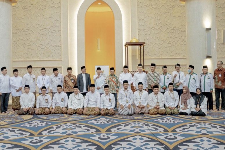 Tim UPZ Masjid Raya Sheikh Zayed berfoto bersama sebelum bekerja mengumpulkan zakat.