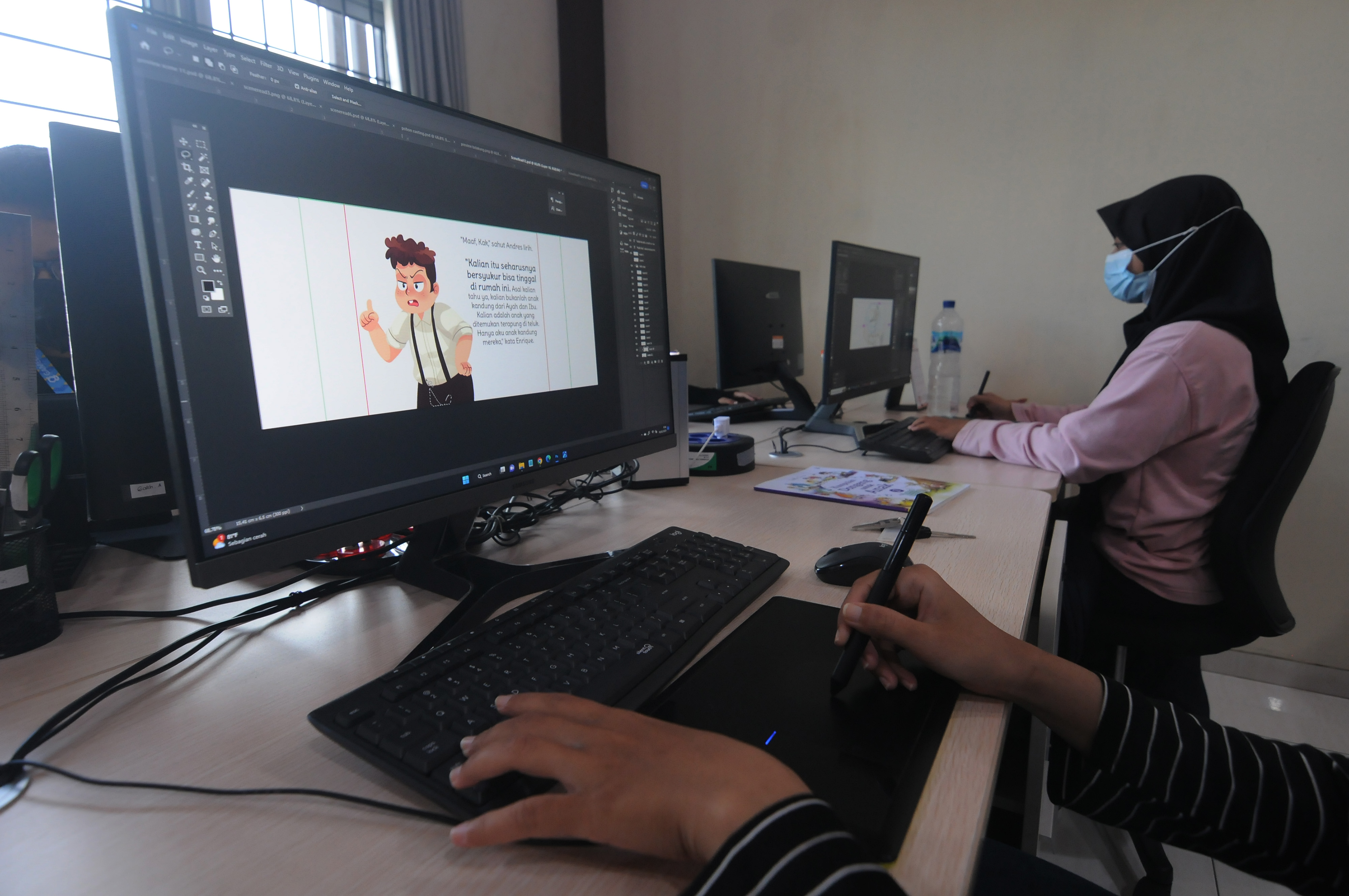 Pekerja kreatif startup membuat desain animasi saat mengembangkan game edukasi di Educa Studio, Salatiga, Jawa Tengah.