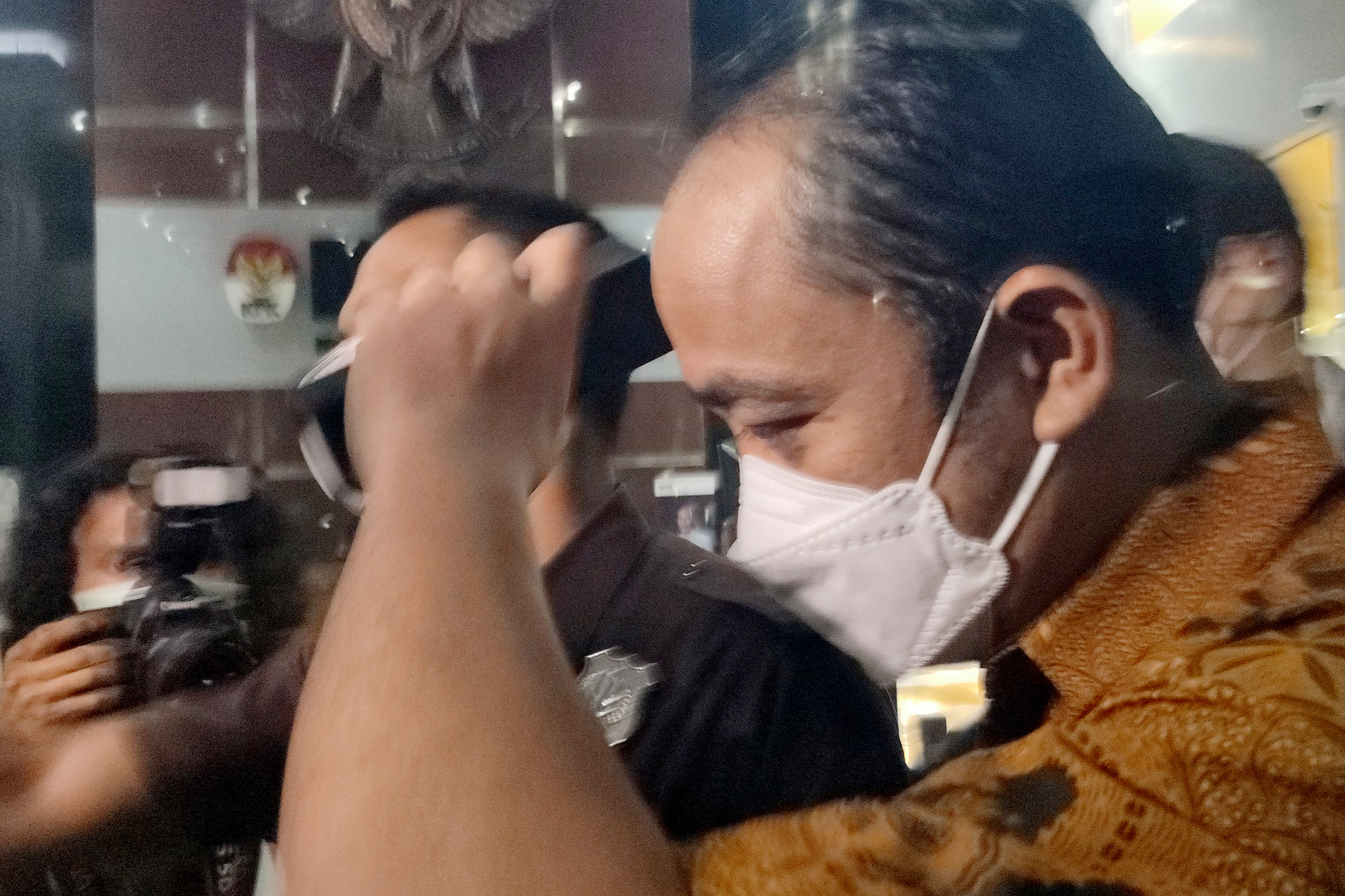 Plh Dirjen Minerba Kementerian ESDM M Idris F Sihite  menutupi wajah usai menjalani pemeriksaan di Gedung KPK