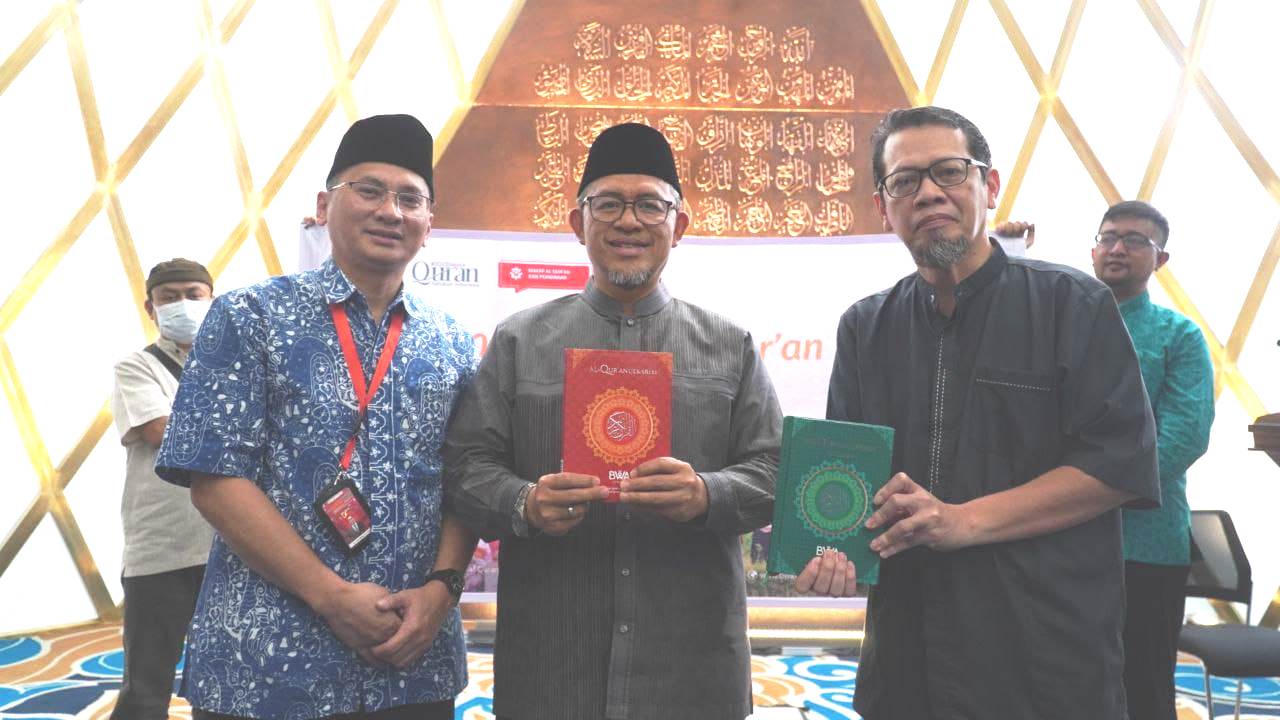 Acara serah terima 1.000 Alquran wakaf dari BWA kepada Ahmad Heryawan, Anggota Dewan Pembina DKM Al Jabbar. 