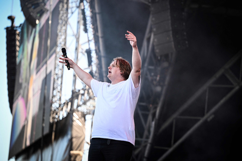 Sempat kehilangan suara saat tampil, Lewis Capaldi memutuskan kembali rehat dari dunia musik.