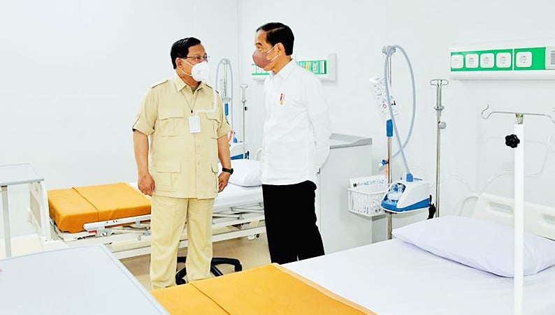 Presiden Joko Widodo berbincang dengan Menteri Pertahanan Prabowo Subianto saat meresmikan Rumah Sakit Modular Jenderal TNI LB Moerdani.