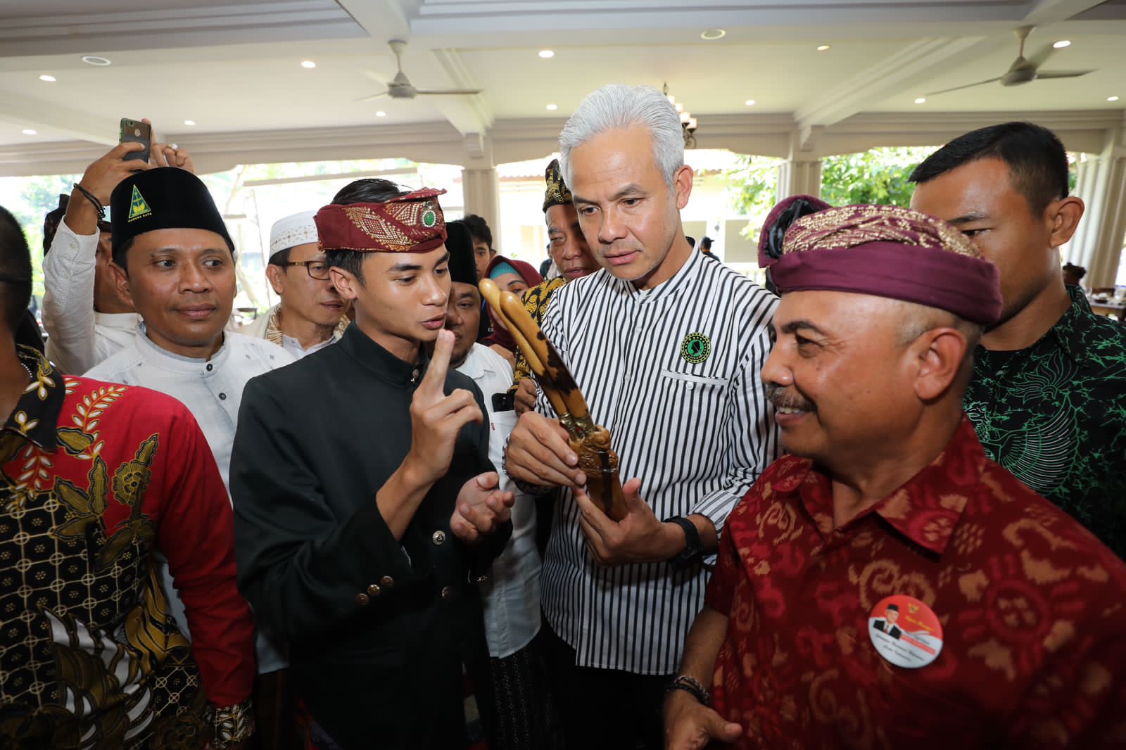 Masyarakat Sasak NTB Sematkan Pemaje ke Ganjar