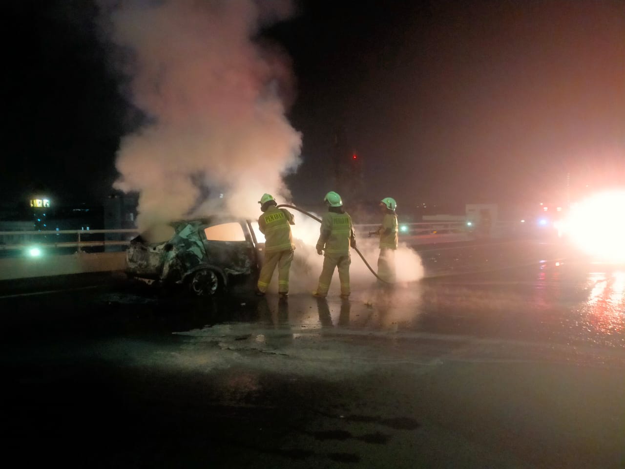 mobil HR-V terbakar di Tol Dalam Kota, Grogol, Jakarta Barat tepatnya KM 15.600 arah barat, Sabtu (3/6).
