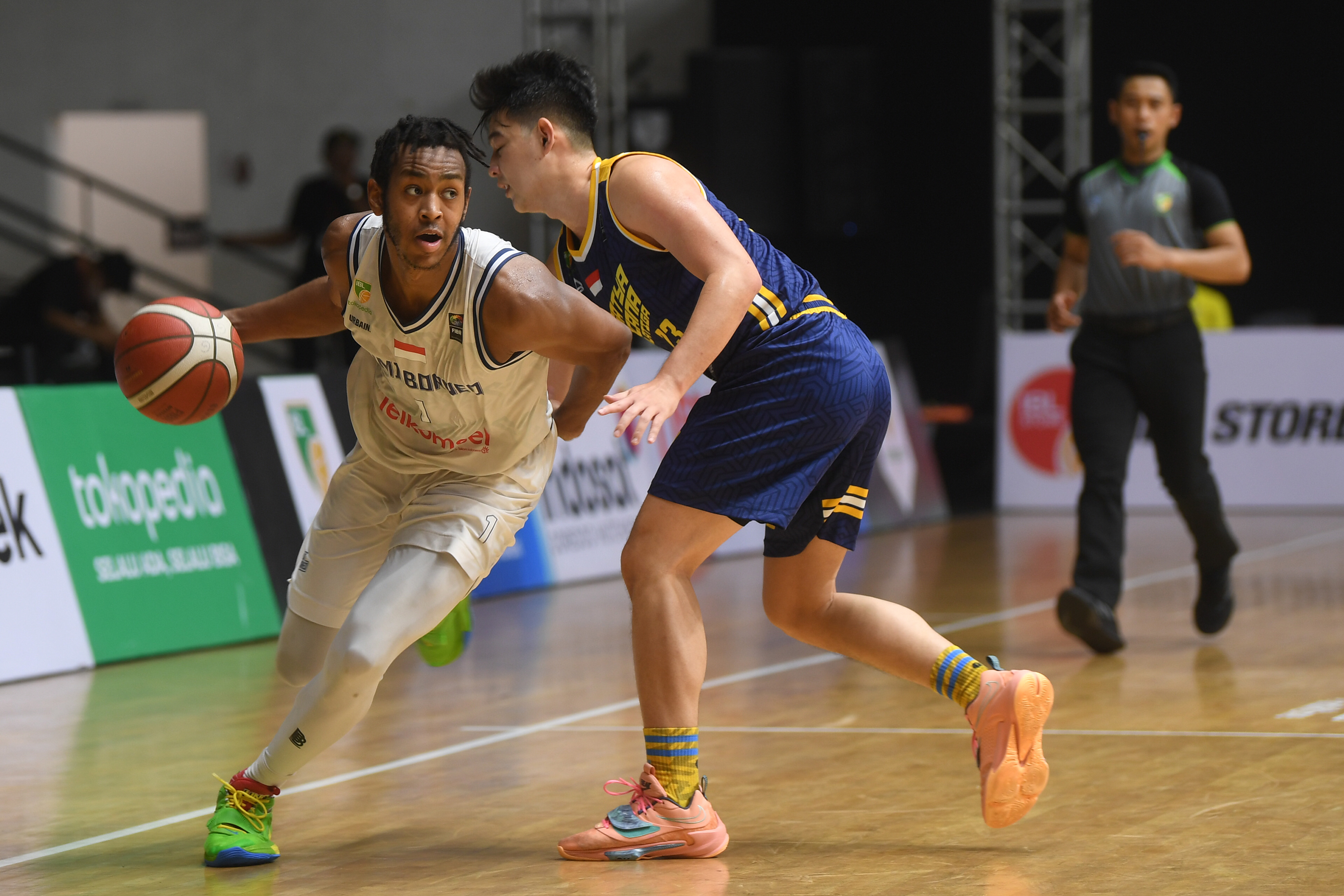 Pemain Bumi Borneo Pontianak mencoba melewati hadangan pertahanan Satya Wacana Salatiga