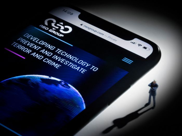 Ponsel pintar dengan situs web NSO Group Israel yang menampilkan spyware Pegasus