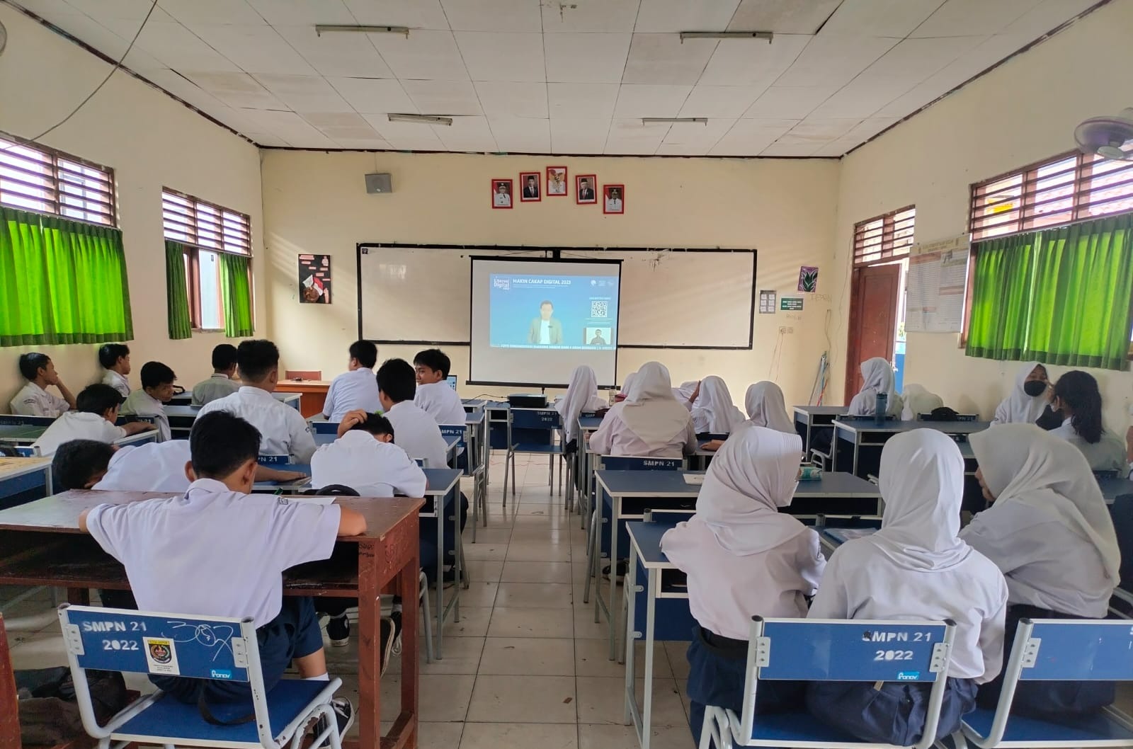 Para siswa MTs dan MA di Kota Bekasi, Jabar, mengikuti kegiatan literasi digital yang diselenggarakan Kemenkominfo pada Rabu (14/6).    
