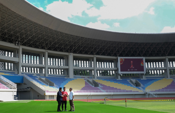 Erick Thohir melakukan peninjauan kesiapan stadion Manahan untuk kualifikasi Piala Asia.