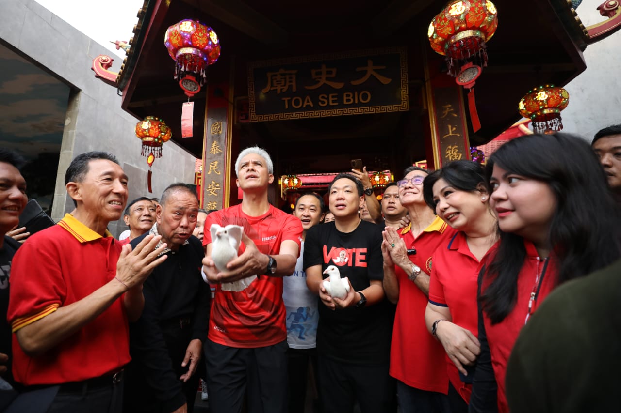 Ganjar melepas 54 burung gereja dan 2 merpati di Vihara Dharma Jaya Toaseibo